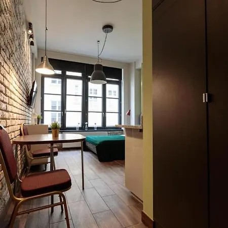 Close-golden - Cozy Studio - Main Rail Station&k24 * 브로츠와프