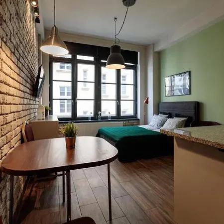Close-golden - Cozy Studio - Main Rail Station&k24 브로츠와프